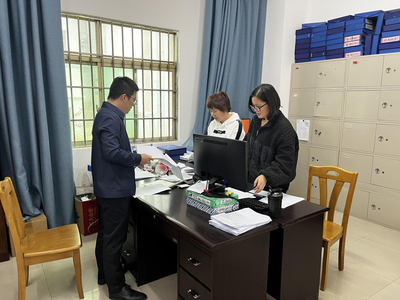 覃塘區直屬機關后勤服務中心開展車隊工作臺賬檢查，以臺賬促管理，提升后勤服務保障效能